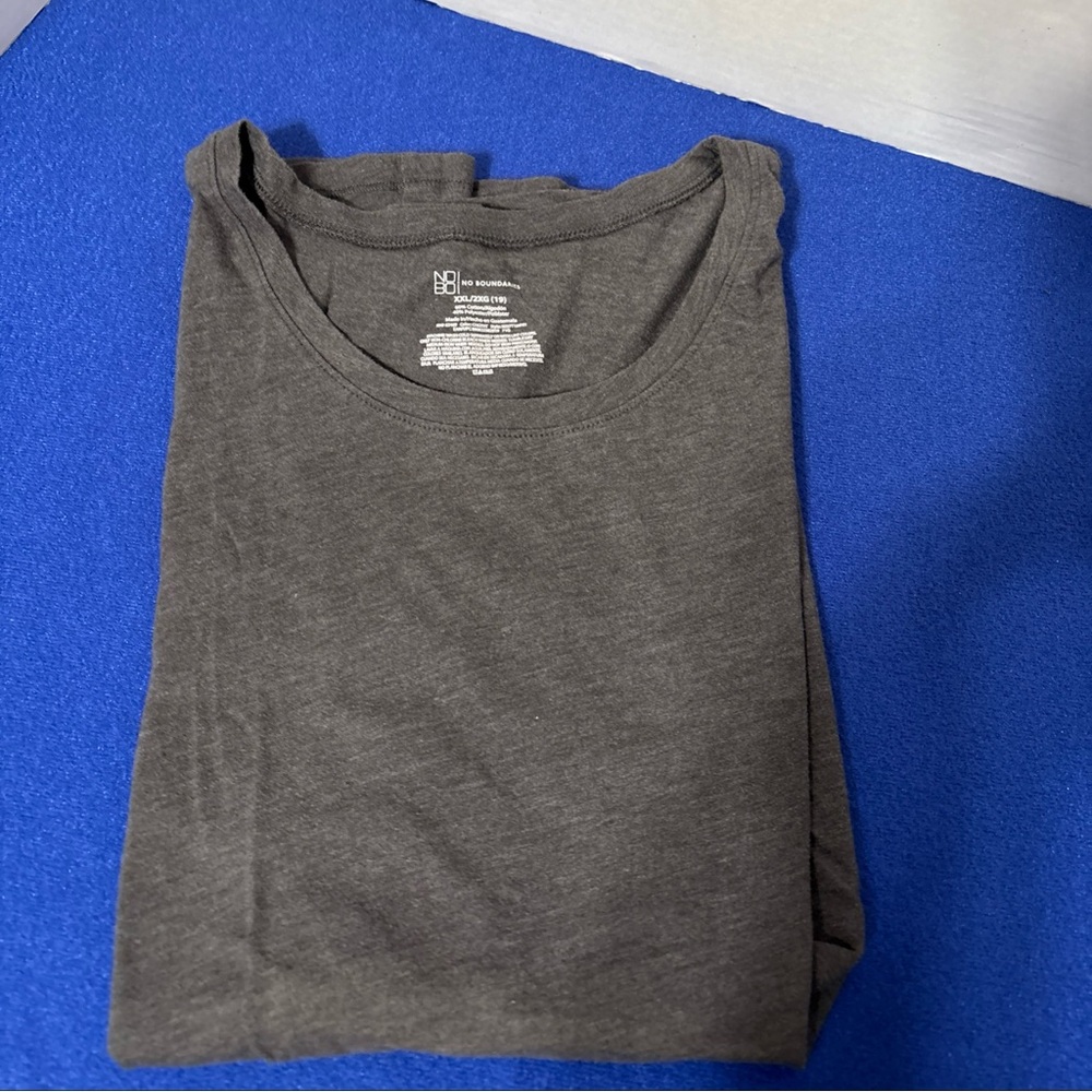 No Boundries gray scoop neck t. Women’s.